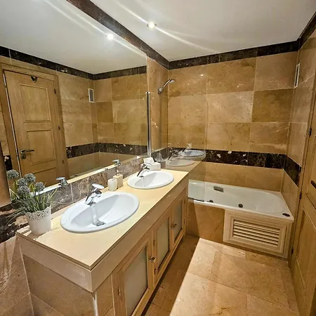 Apartment Marina Castillo, Beachfront Sea Views 500m To And Duquesa Marina Manilva