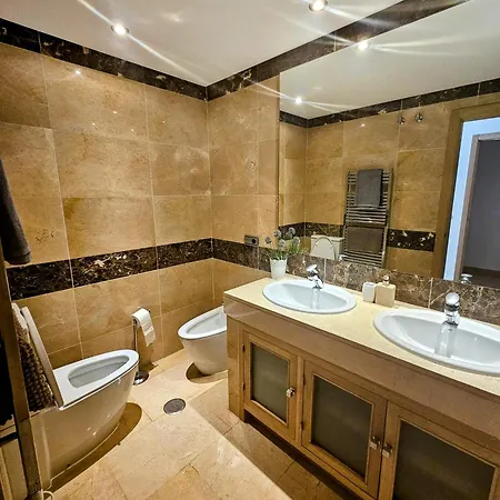 Marina Castillo, Beachfront Sea Views 500m To And Duquesa Marina Apartment *